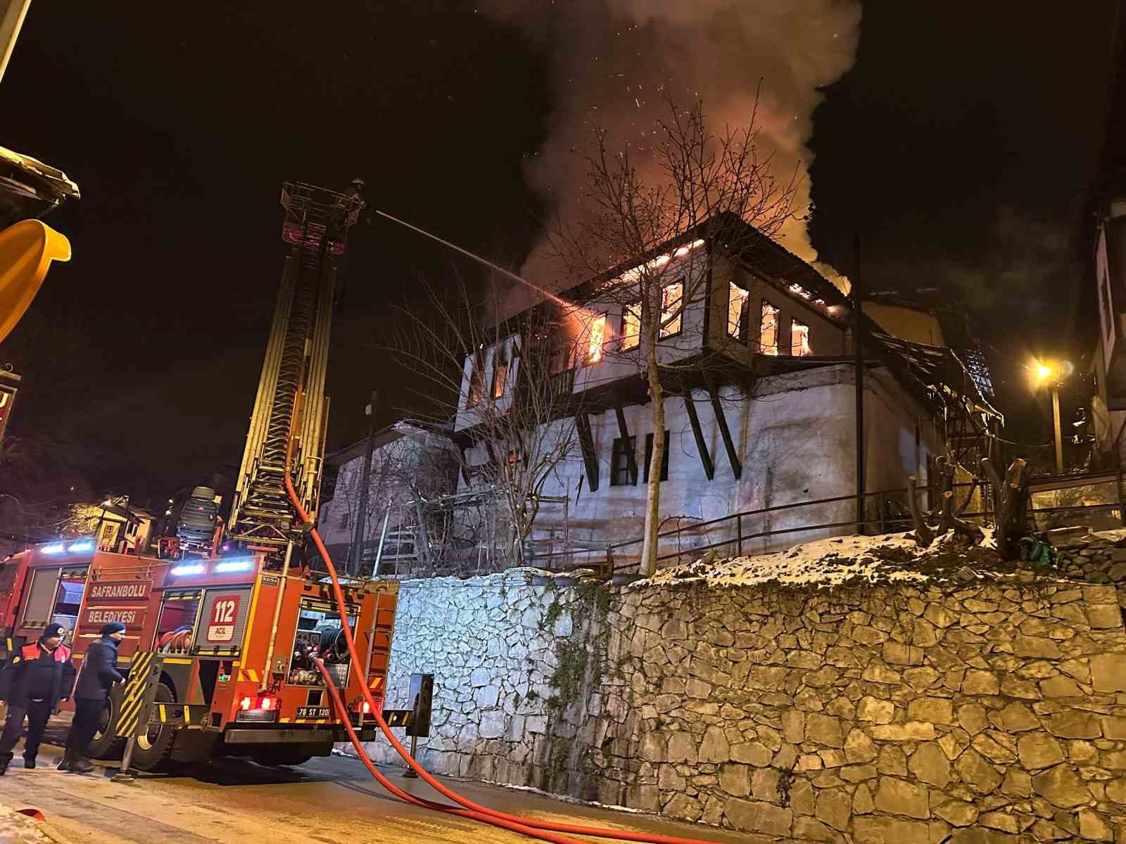 Safranbolu’da 150 yıllık tarihi konak alevlere teslim oldu