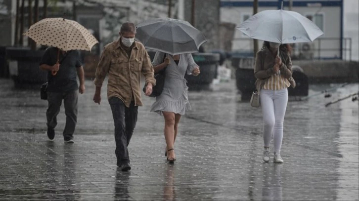 AKOM saat verdi! Sıcakların ardından İstanbul'a gök gürültülü sağanak yağış geliyor