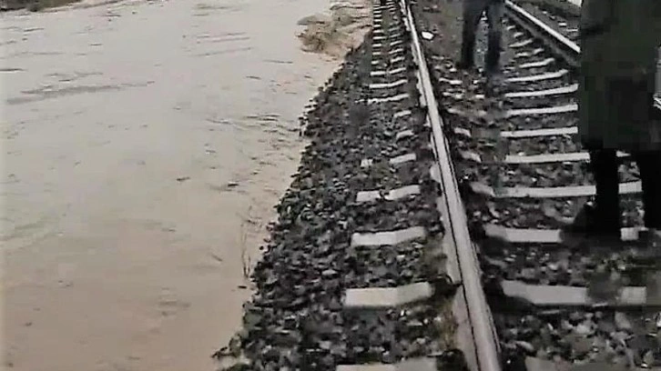 Denizli'de büyük faciadan dönüldü! Önünü kesip treni durdurdular