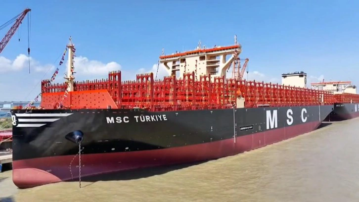Dünyanın en büyük konteyner gemilerinden birine 