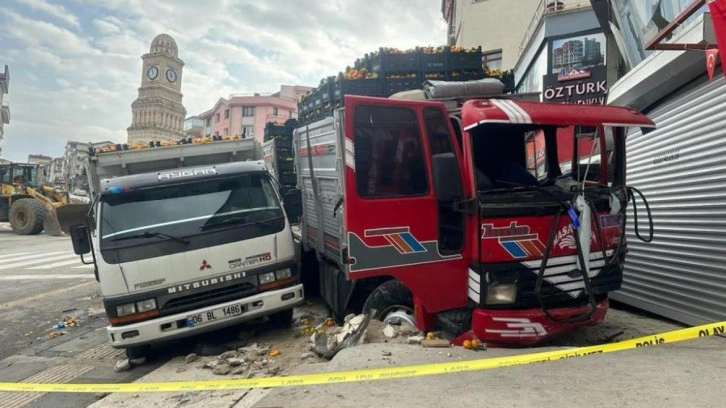 Freni patlayan kamyon önüne aldığı aracı sürükleyerek dükkana girdi: 2 yaralı