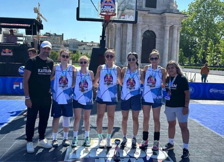 İzmir Kavram Meslek Yüksekokulu Kadın Basketbol Takımı, 3x3 turnuvasında üçüncü oldu