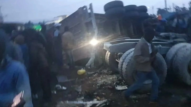 Kenya'da yoldan çıkan kamyon araçları biçti: 48 ölü