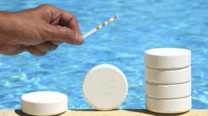 Klorlu havuz suyunun cilde zararları: Havuzdaki fazla klor zararlı mı?