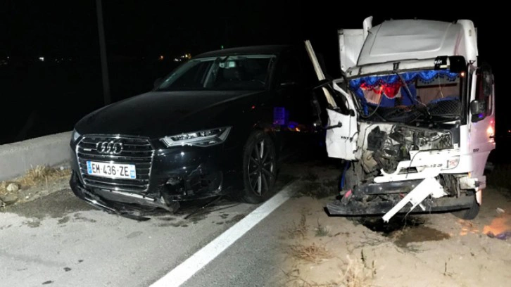 Konya'da yolcu indiren araca kamyon çarptı: 2 vatandaş öldü, 8 yaralı