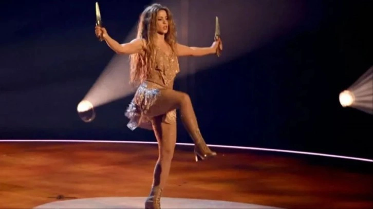 Ödül gecesinde sahneye çıkan Shakira, bıçaklı intikam dansıyla nefes kesti