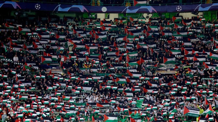 Taraftarlar kulübün uyarısını dinlemedi! Dev maçta Filistin bayrağı açtılar
