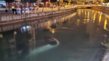 Adana’da virajı alamayan otomobil sulama kanalına düştü: 3 yaralı