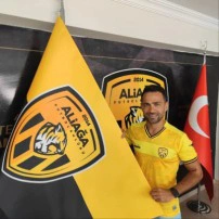 Aliağa Futbol Kulübü'nde takım kaptanı Mithat Yaşar ile sözleşme yenilendi