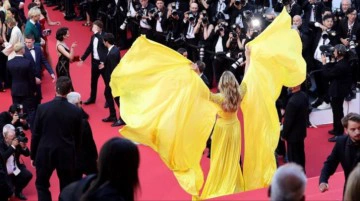 Cesur sarı elbisesiyle kırmızı halıda boy gösteren Heidi Klum, fena frikik verdi