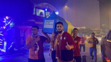 Fenerbahçe'nin temsili tabutunu kaldırdılar
