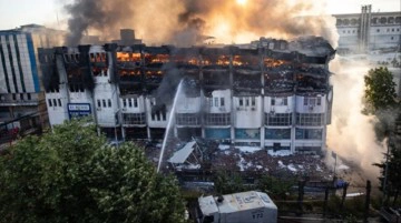İstanbul Başakşehir'de fabrika yangın! Dün akşamdan beri söndürülemedi
