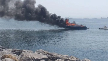 İstanbul'da tekne alevlere teslim oldu