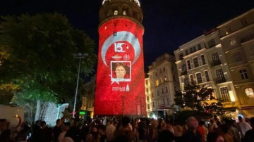 İstanbul'un simge yapılarında 15 Temmuz'a özel mapping gösterimi
