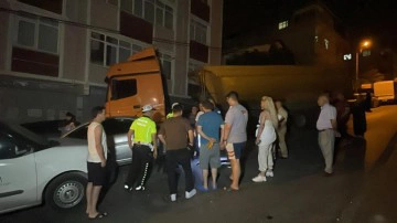 Maltepe'de yokuşta kayan kamyonun çarptığı 6 araçta hasar oluştu