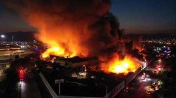 Manisa'da dev tesis alev alev yanıyor! Akşam saatlerinde başlayan yangın, hala söndürülemedi