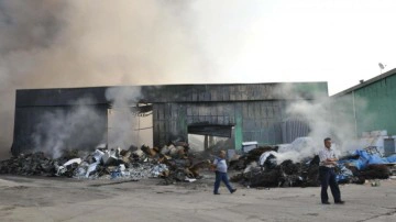 Manisa'da geri dönüşüm tesisindeki yangın 17. saatte kontrol altına alındı