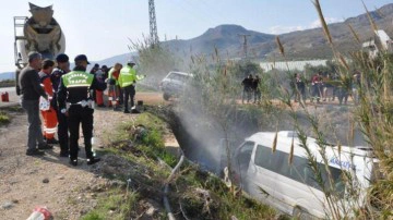 Mersin'de minibüsle otomobil çarpıştı: 1 ölü, 13 yaralı