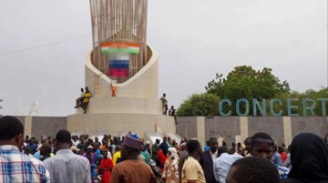 Nijer'de darbe! Dünyadan tepki yağarken sokağa inen halk Rusya bayrağı açtı