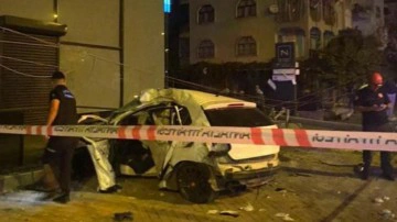 Otomobil, duvara çarptı: 2 ölü