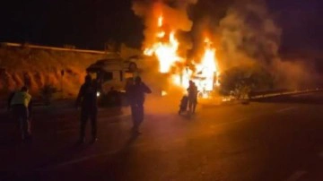 Tuzla'da elektrikli otomobiller alev alev yandı