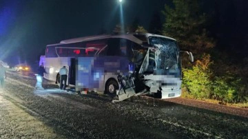 Yolcu otobüsü ile traktör çarpıştı: Ölü ve yaralılar var